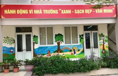 Trở thành họa sĩ, thầy cô làm sinh động cảnh quan sư phạm trước ngày khai giảng