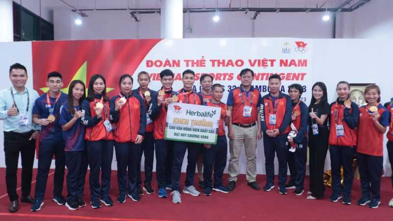 Các vận động viên đạt Huy chương Vàng đầu tiên tại SEA Games 32 được Herbalife Việt Nam thưởng nóng