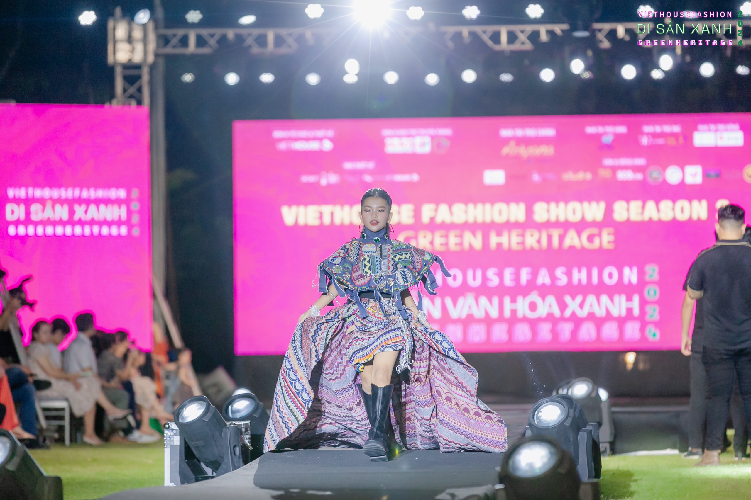 Vedette Nguyễn Phương Nhã Hân mang núi non và bầu trời Tây Bắc hùng vĩ đến Viethouse Fashion Show Green Heritage 2024