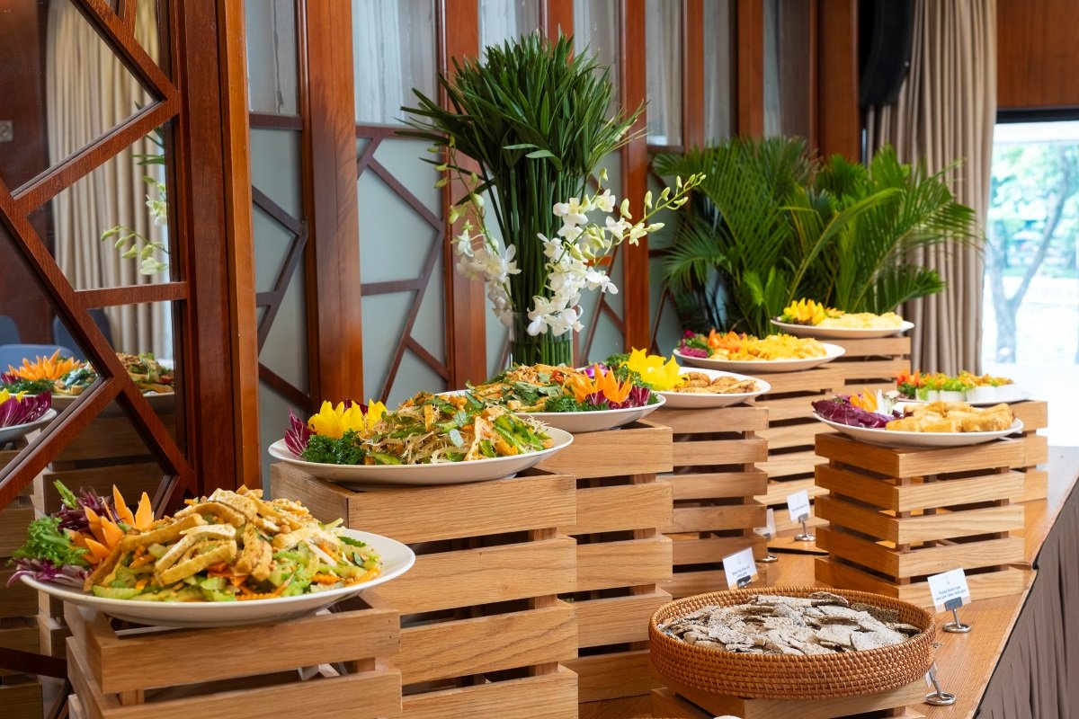 KHÁCH SẠN VIỄN ĐÔNG PHỤC VỤ BUFFET CHAY XUYÊN SUỐT THÁNG 7 VU LAN