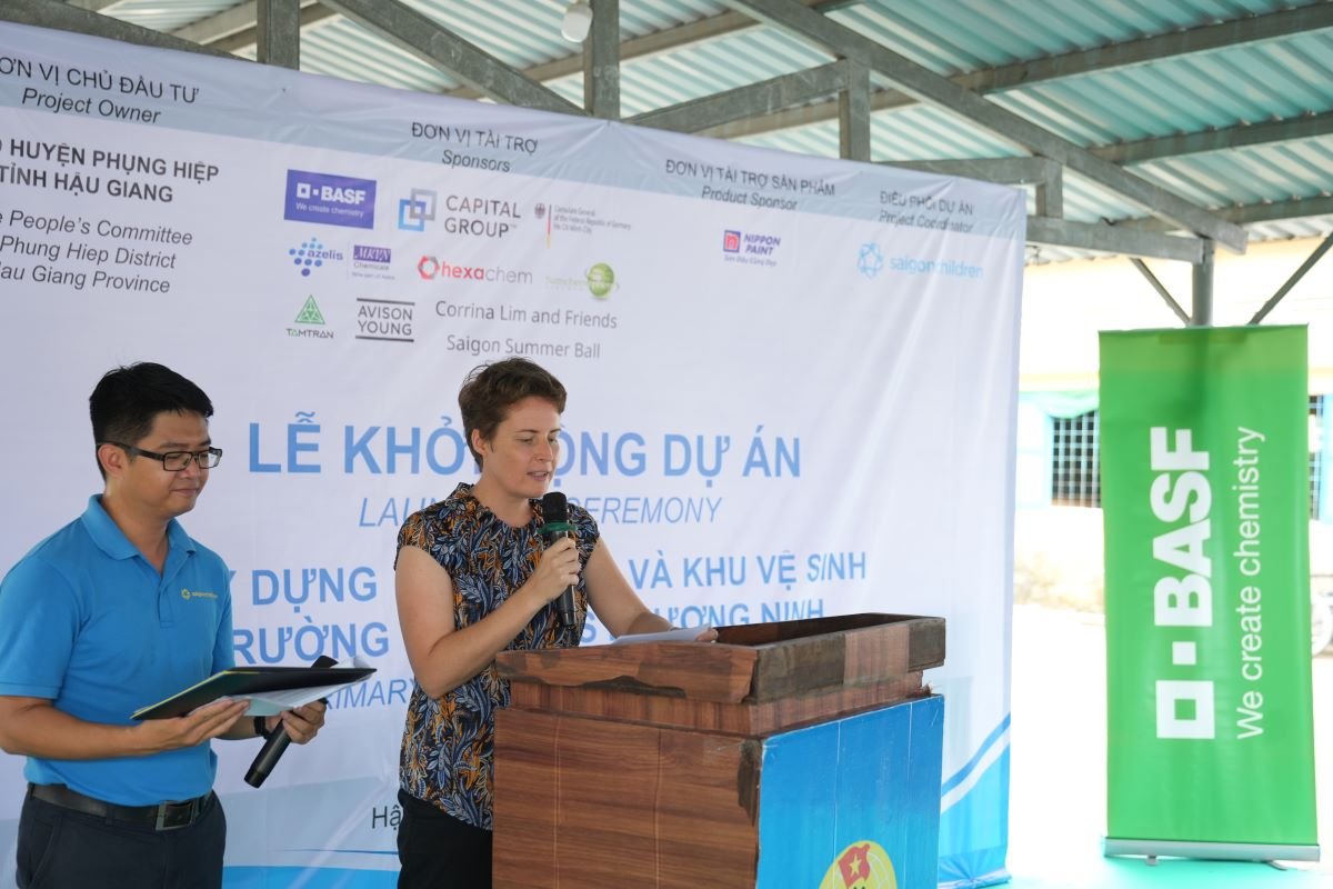 Saigon Children’s Charity (saigonchildren) hỗ trợ Nâng cấp ngôi trường hơn 30 năm tuổi cho hàng trăm học sinh tại tỉnh Hậu Giang
