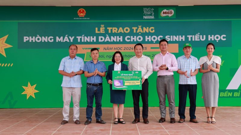 Nestlé MILO trao tặng máy tính cho các trường tiểu học vùng cao