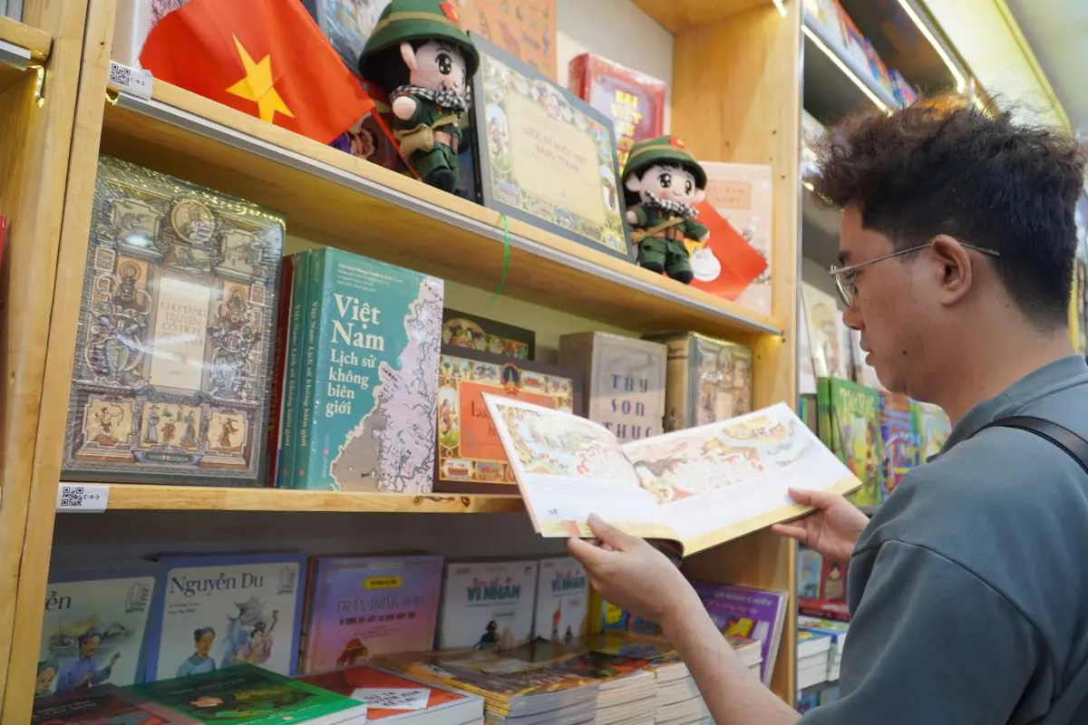 Fahasa cùng khánh thành và khai trương 2 nhà sách đã có thời gian gắn bó với người dân TP. HCM